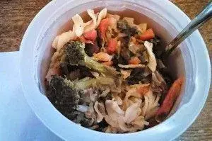 Bandeja precintada de menú sin alérgenos en Disneyland Paris