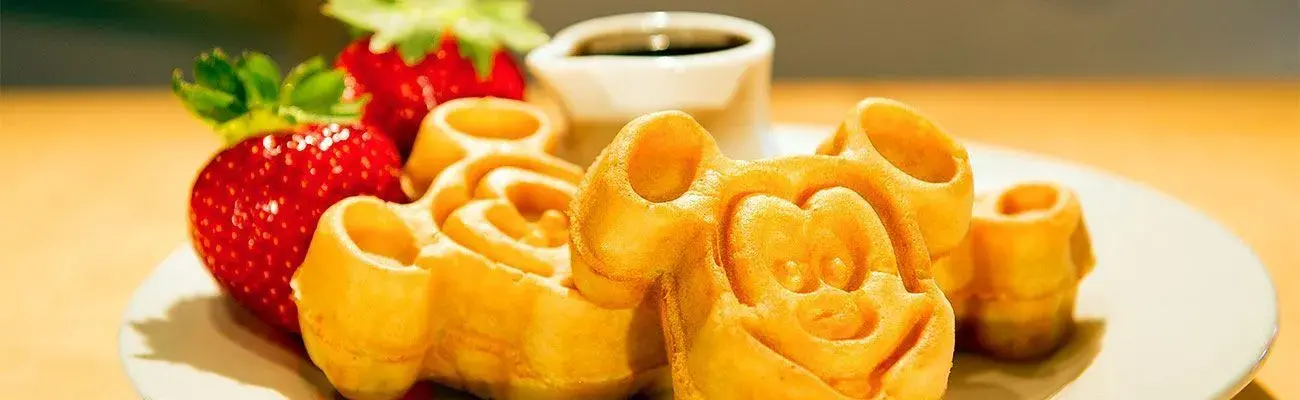 Saborea una experiencia culinaria única en Disney Village con restaurantes temáticos como Annette's Diner, Rainforest Café y The Steakhouse.