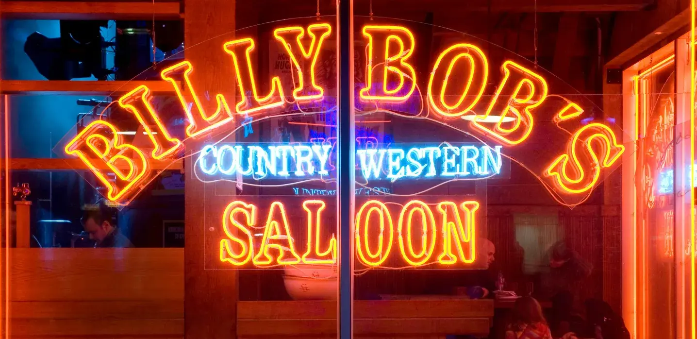 Disfruta de la mejor música country en vivo en Billy Bob's Country Western Saloon, el lugar ideal para una noche vibrante en Disney Village.