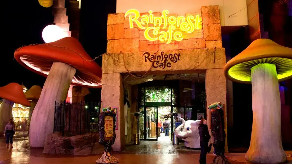Tienda Boutique Rainforest Café en Disney Village con souvenirs temáticos de la jungla