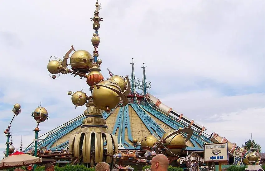 Vista general de la atracción Space Mountain en Disneyland Paris