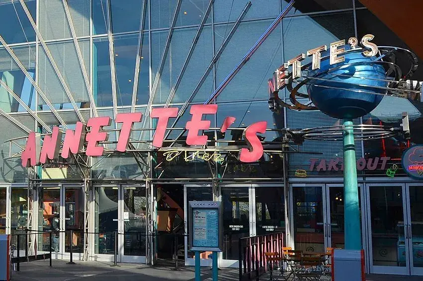 Entrada de neón de Annette's Diner