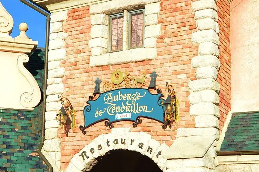 Auberge de Cendrillon - Letrero de bienvenida en Fantasyland