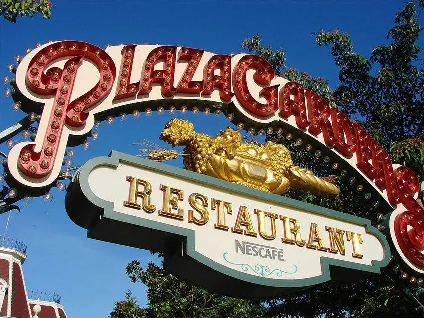 Desayuno con personajes en Plaza Gardens Restaurant.