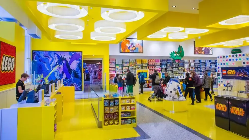Tienda LEGO en Disney Village con sets inspirados en películas Disney