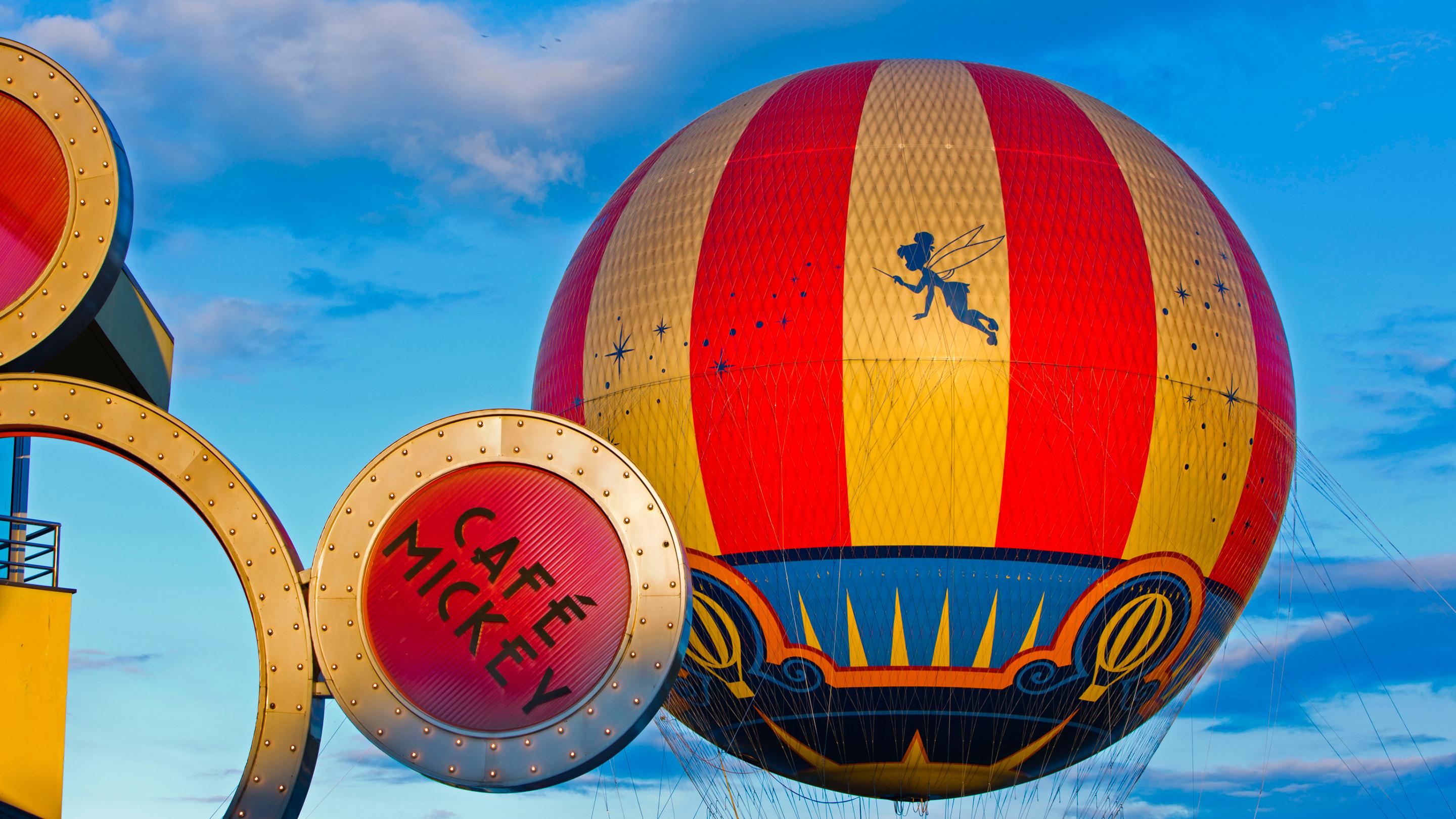 Vive momentos inolvidables en Disney Village con globos aerostáticos, cine, espectáculos en vivo y experiencias interactivas en Avengers Campus.