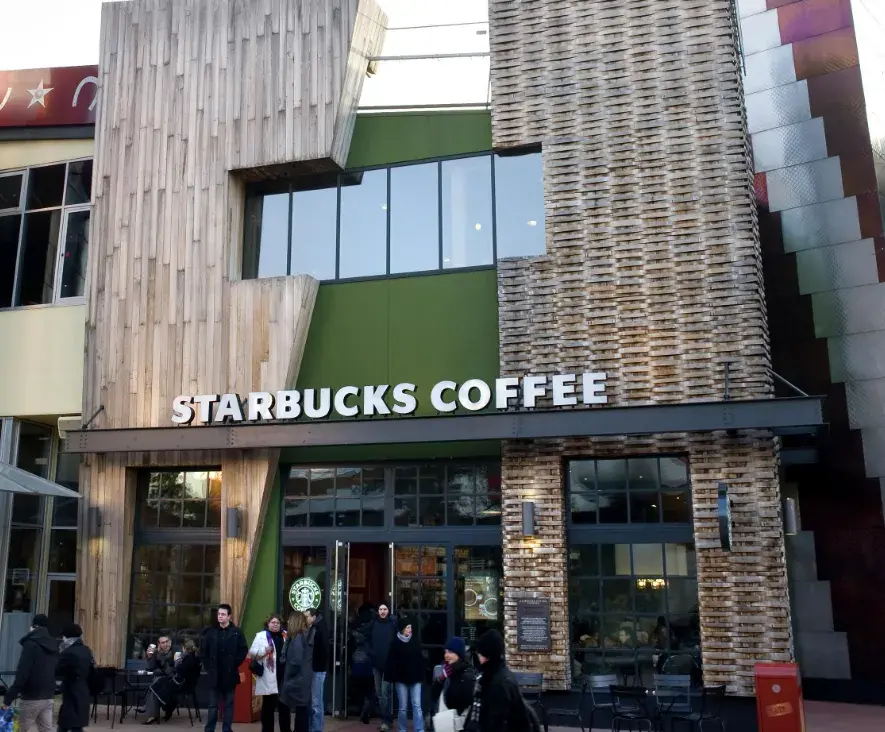 Café ecológico y bollería en Starbucks Disney Village.